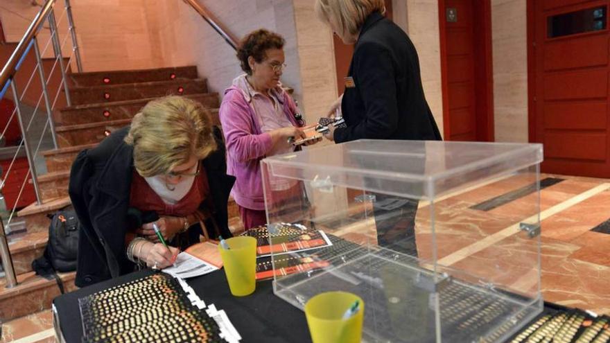 Espectadoras registrando su voto en la papeleta tras asistir a una de las proyecciones.