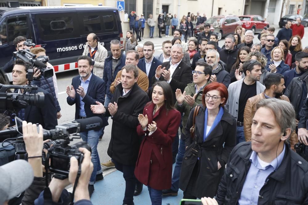 Una cinquantena de persones escridassen Arrimadas a Torroella