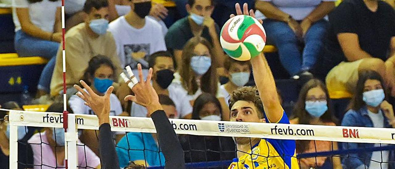 Almansa, del Guaguas, remata ante Cairús, del Palma, en la Supercopa. | | ANDRÉS CRUZ