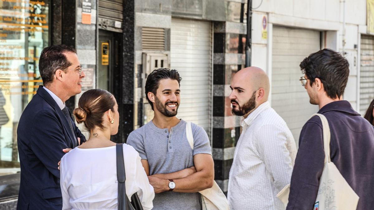 El alcalde junto a comerciantes del casco antiguo.
