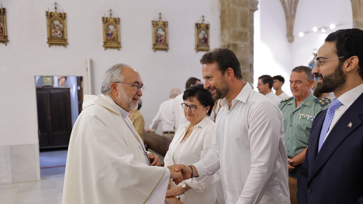 El Arzobispo de Oviedo, Jesús Sanz, saluda a Queipo en presencia de la alcaldesa de Allande, Mariví López.