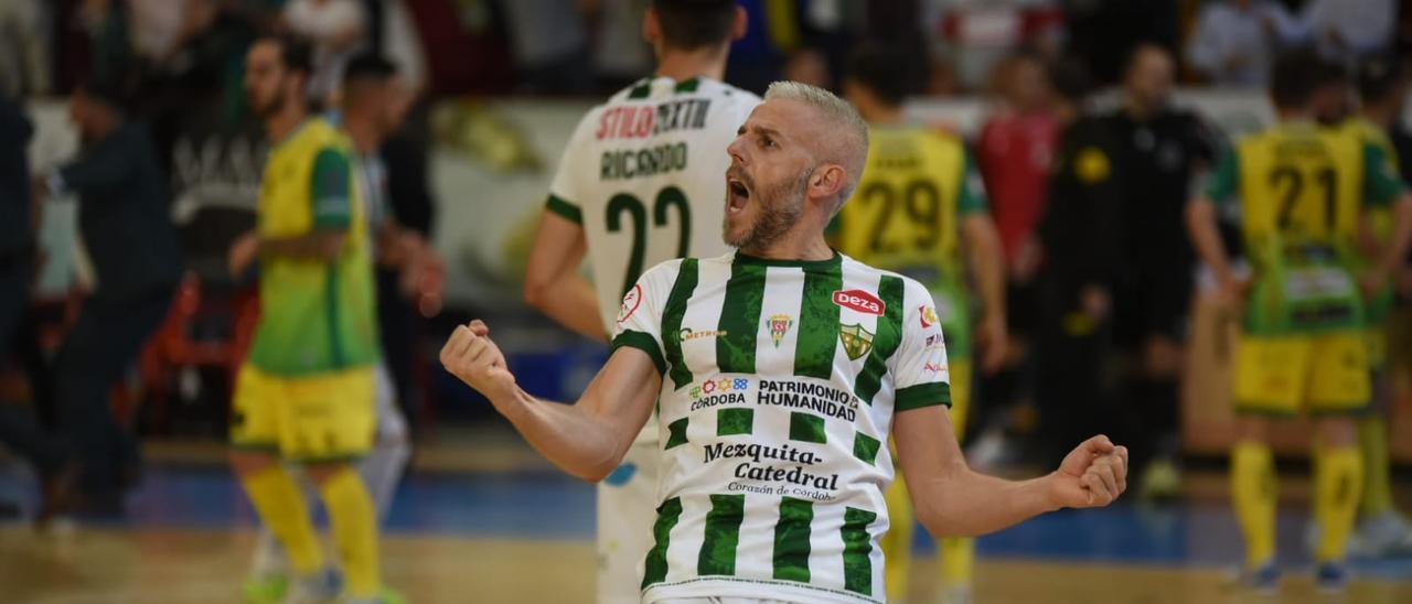 Miguelín celebra el gol de la victoria del Córdoba Futsal.