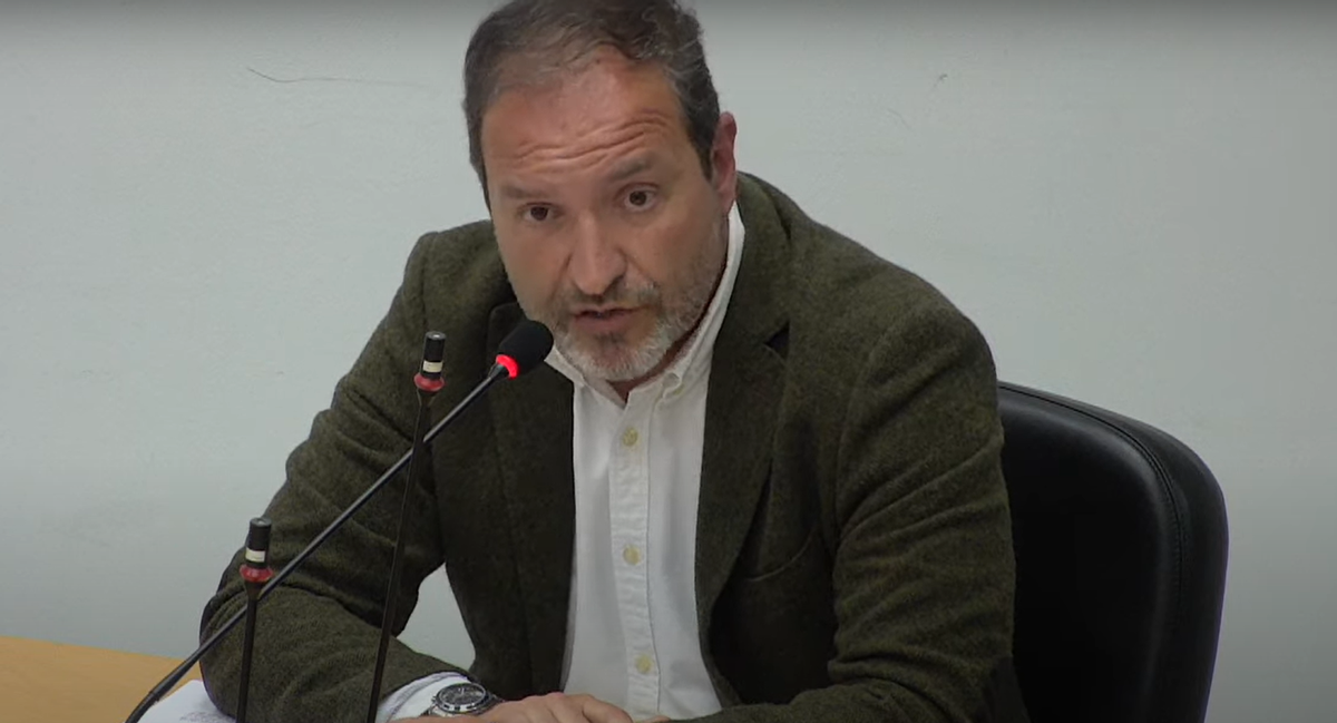 El delegado de Desarrollo Urbano y vicepresidente de la EMVS, Mariano Fuentes (Cs), durante la cuarta sesión de la Comisión de Investigación por el supuesto espionaje a Ayuso.