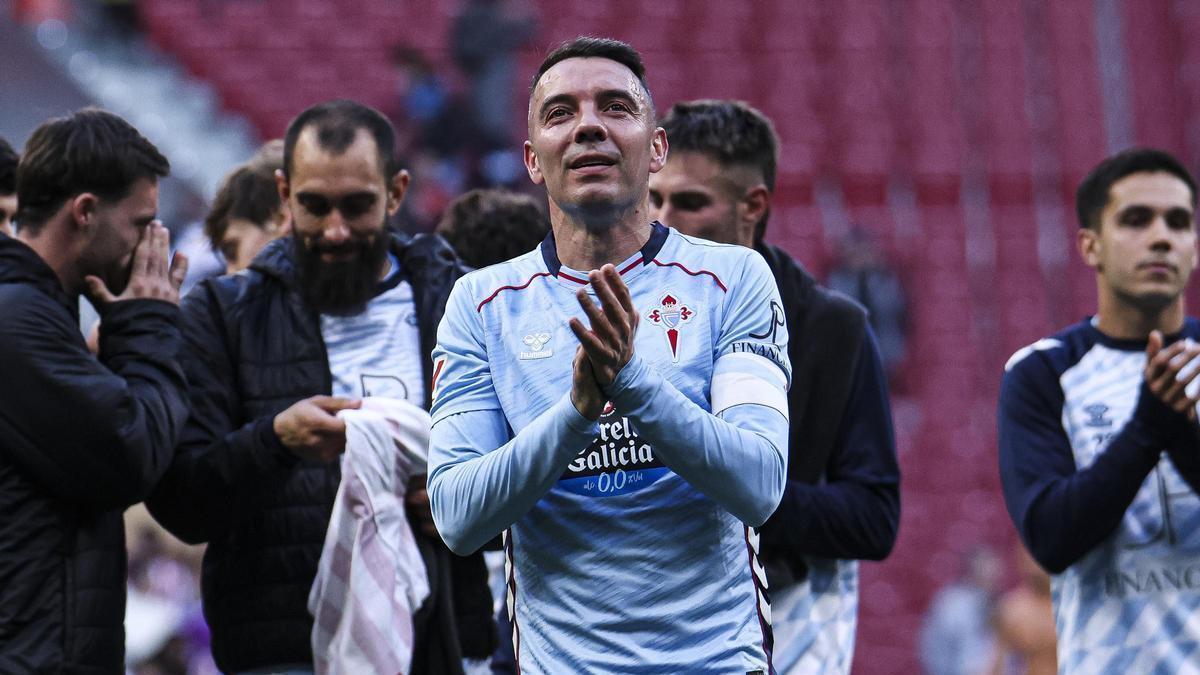 Iago Aspas aplaude a la afición del Celta tras el empate del pasado domingo en San Mamés.