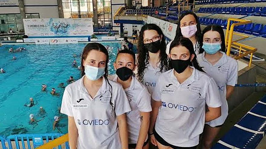 En la fila de la izquierda, de detrás hacia adelante, María Fernández, Claudia Álvarez, Estela Uña y Celia Martínez. En la fila de la derecha, Zoe Segovia y Eva Fernández en las piscina municipal de Parquesol (Valladolid). 