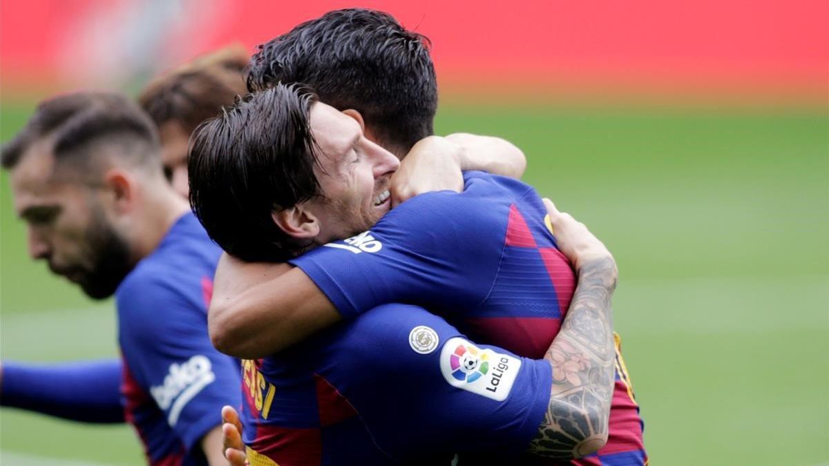 Messi y SUárez celebran el primer gol del uruguayo tras la lesión