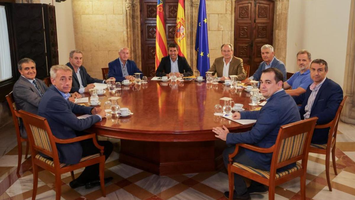 Un momento de la reunión de los dirigentes de AVA-Asaja con Mazón y el conseller Aguirre