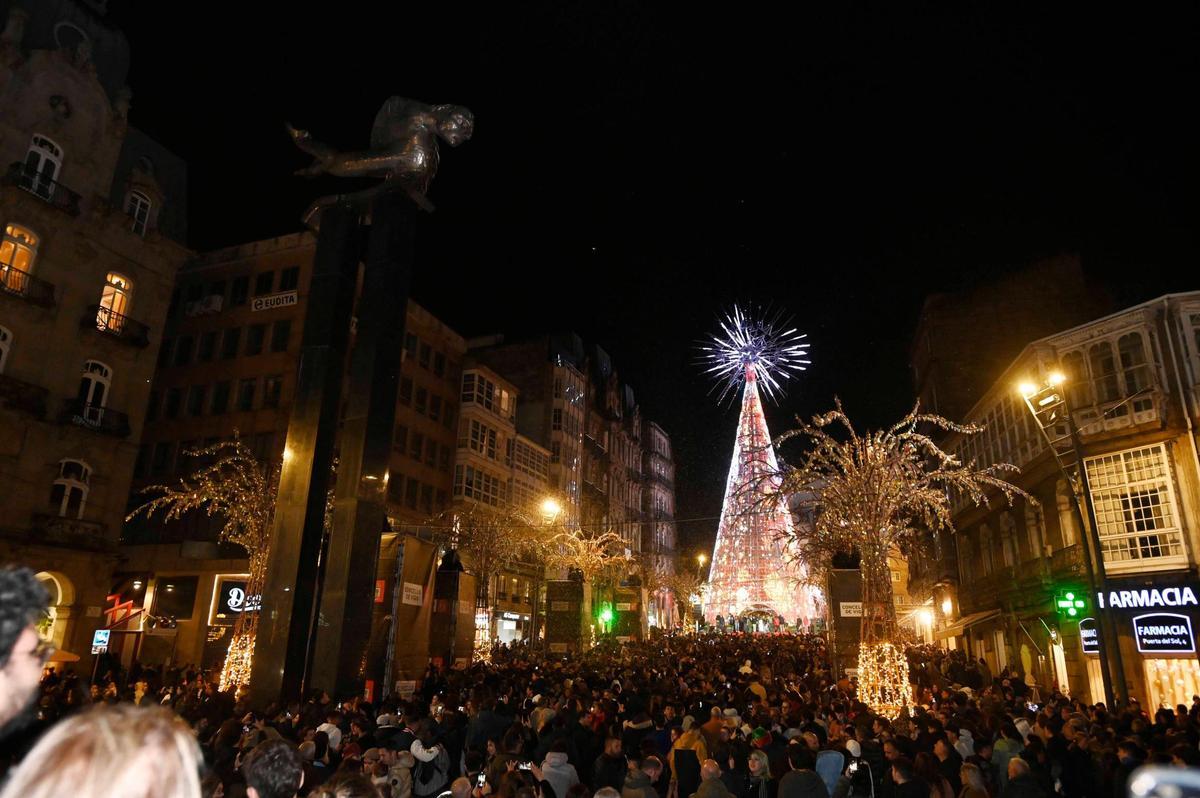 Vigo enciende la Navidad más grande de su historia ante miles de personas