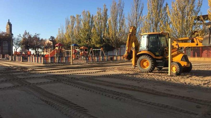 Un operario realiza las labores de renovación de la arena del parque del Canto.