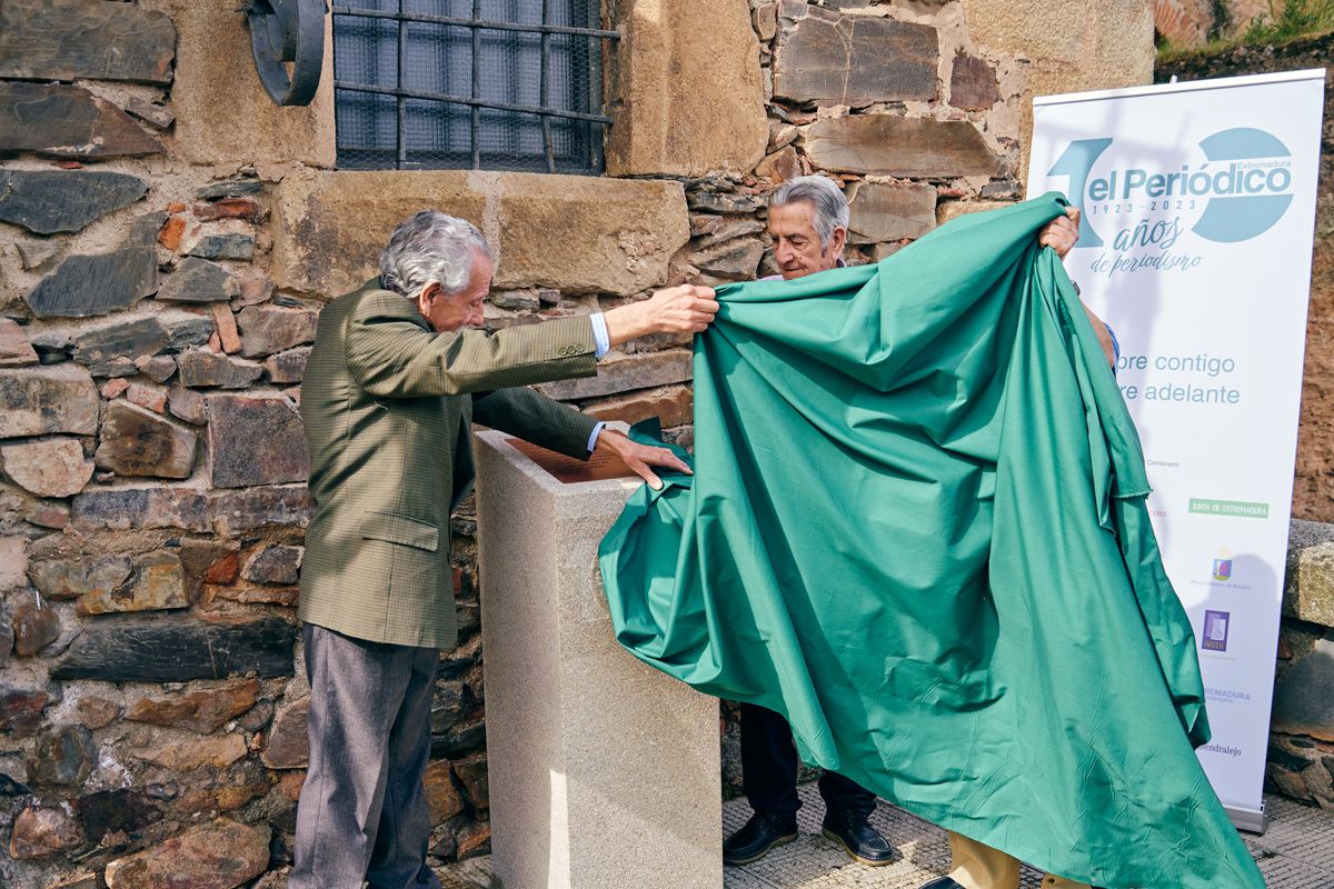 El Periódico Extremadura descubre un monolito con motivo de su centenario