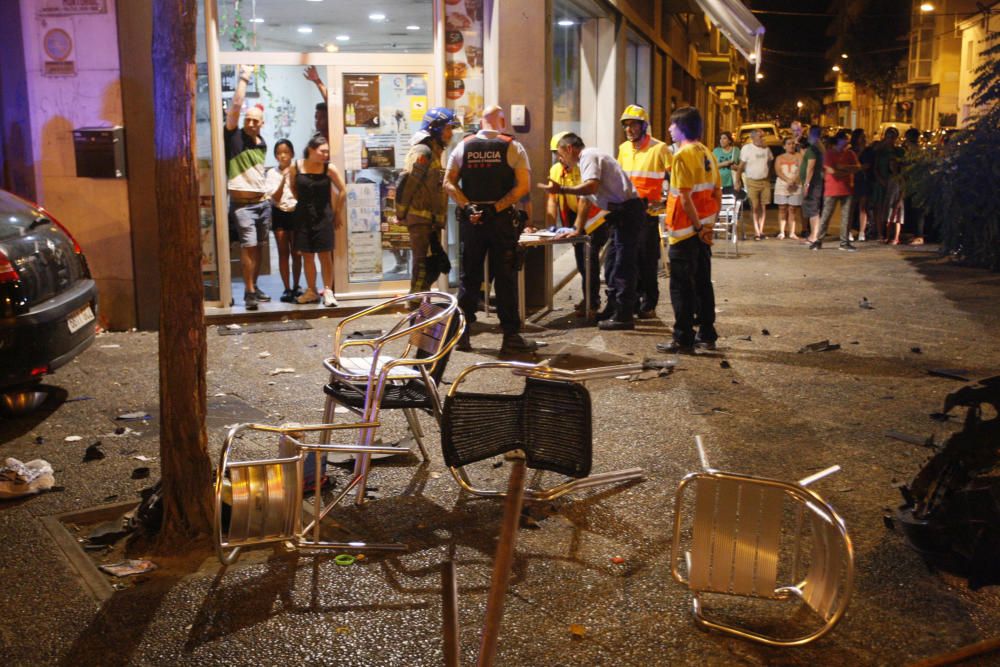 Un cotxe perd el control i atropella nou persones d'una terrassa de Girona