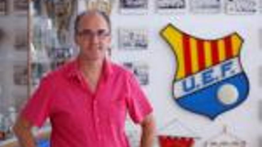 José Antonio Revilla, al costat de l&#039;escut del Figueres a l&#039;estadi de Vilatenim.