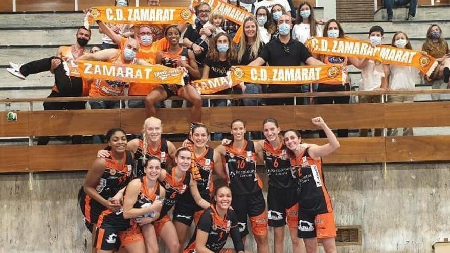 Las jugadoras naranjas celebran el triunfo