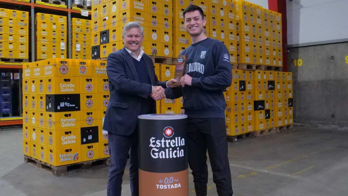Barcello con el premio MVP Estrella Galicia del mes de octubre