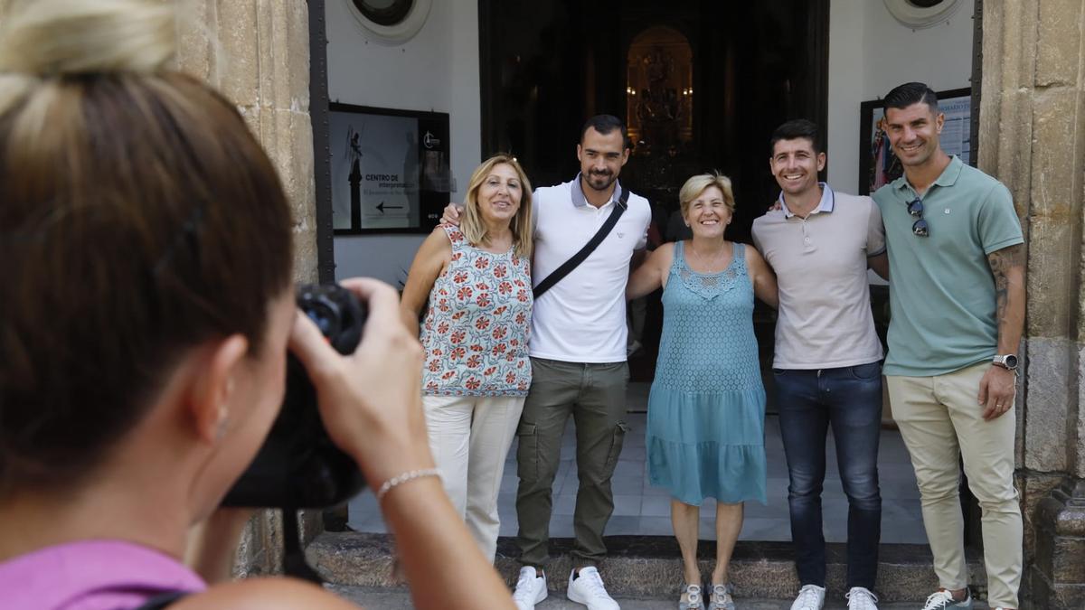 Fotografías con los protagonistas por parte de la afición al cierre del acto.