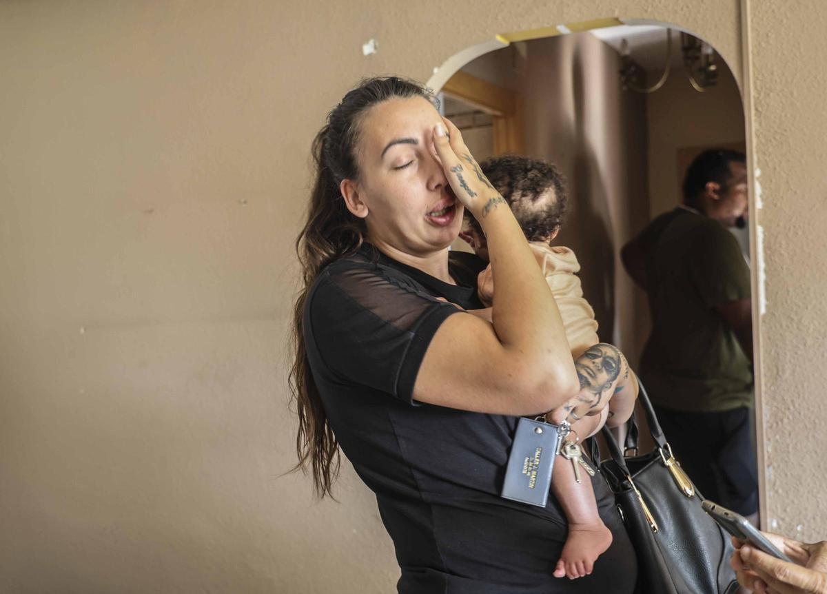 Un bebé se queda en la calle pese a que el Ayuntamiento de Alicante y la Generalitat tienen viviendas vacías Un bebé se queda en la calle pese a que el Ayuntamiento de Alicante y la Generalitat tienen viviendas vacías