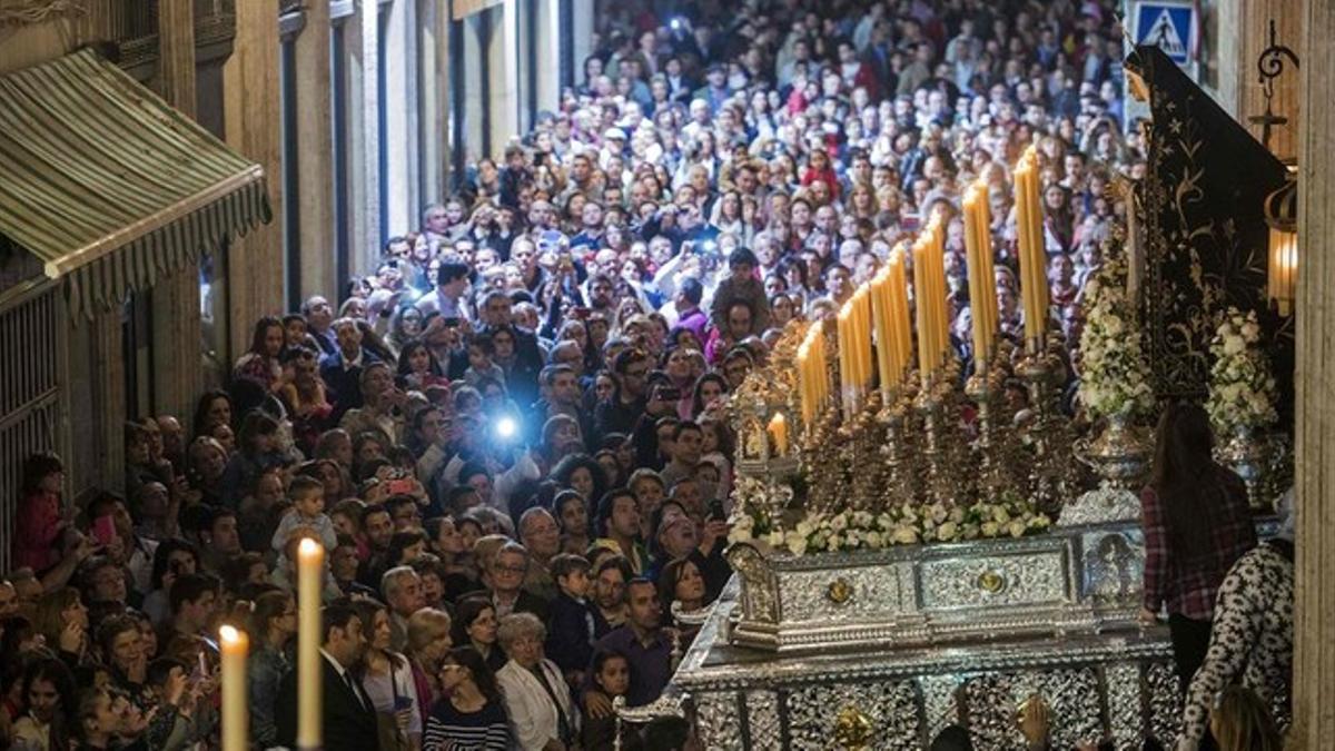 jgblancopeople gather to see the image of the virgen de la140419151605