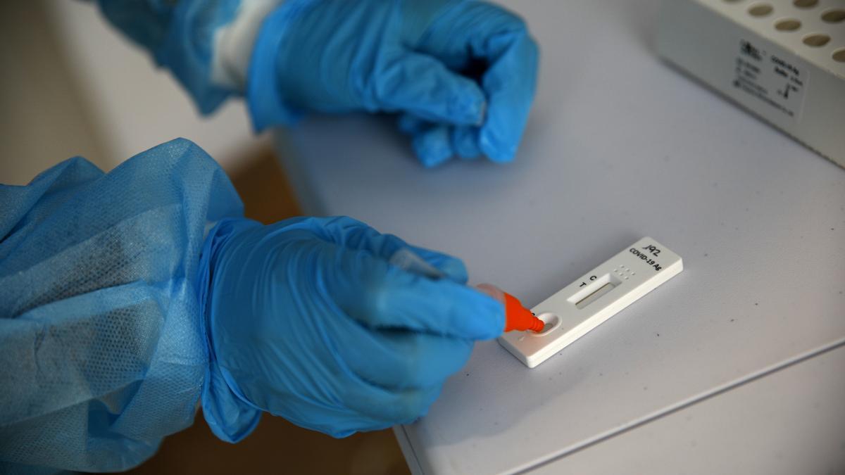 Un sanitario prepara un test de antígenos.