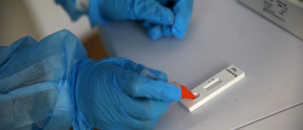 Un sanitario prepara un test de antígenos para detectar un posible positivo por coronavirus