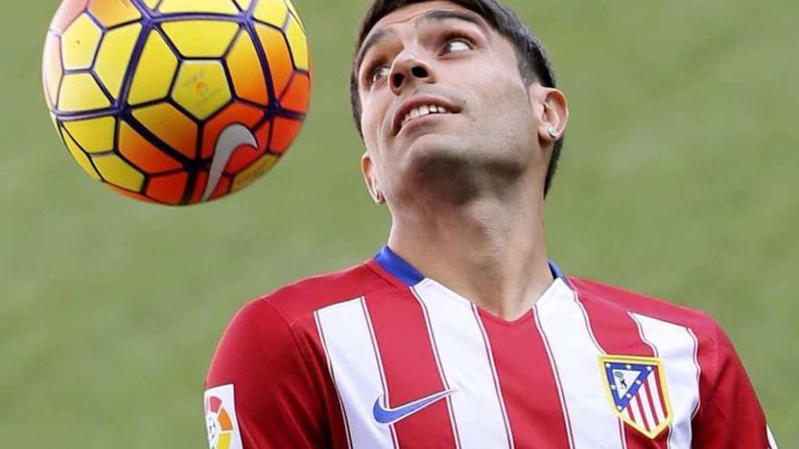 Augusto Fernández observa el balón durante su presentación como jugador del Atlético. // Ballesteros