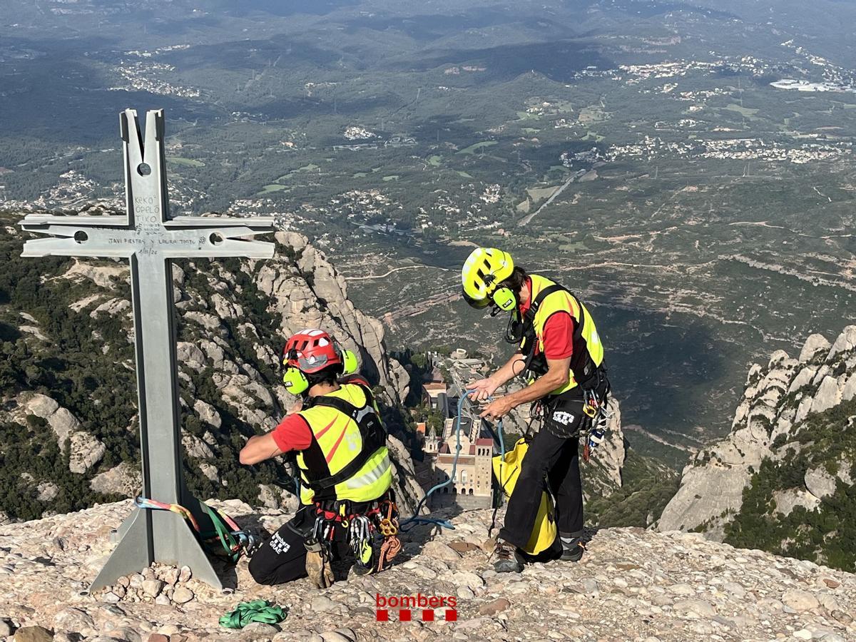Els Bombers descencallant les cordes dels escaladors a Montserrat