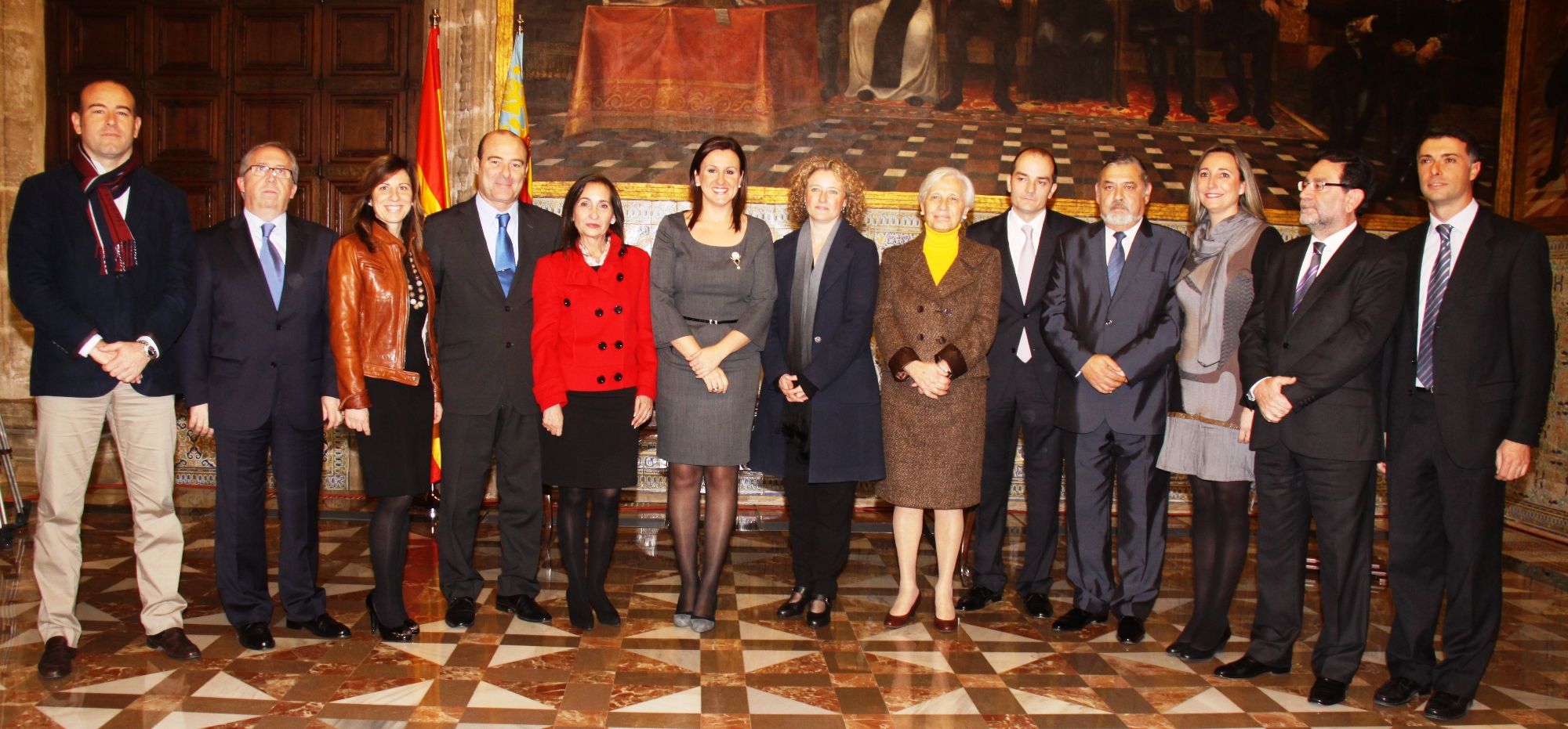 Foto con su equipo de gobierno de Torrent en el acto de nombramiento como consellera (2012).jpg