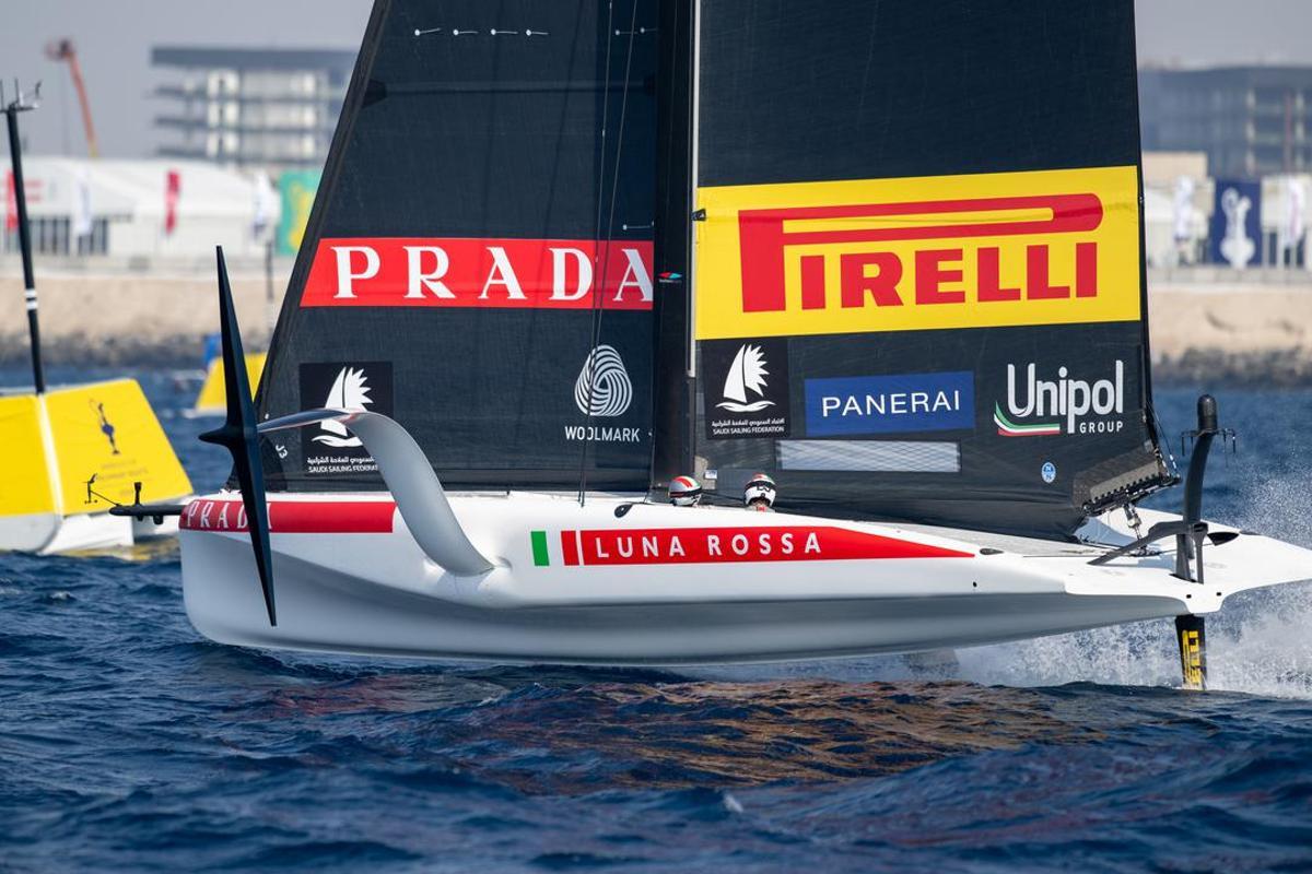 El italiano Luna Rossa Prada Pirelli compite en el último día de la regata preliminar de la Copa América de vela, en Jeddah