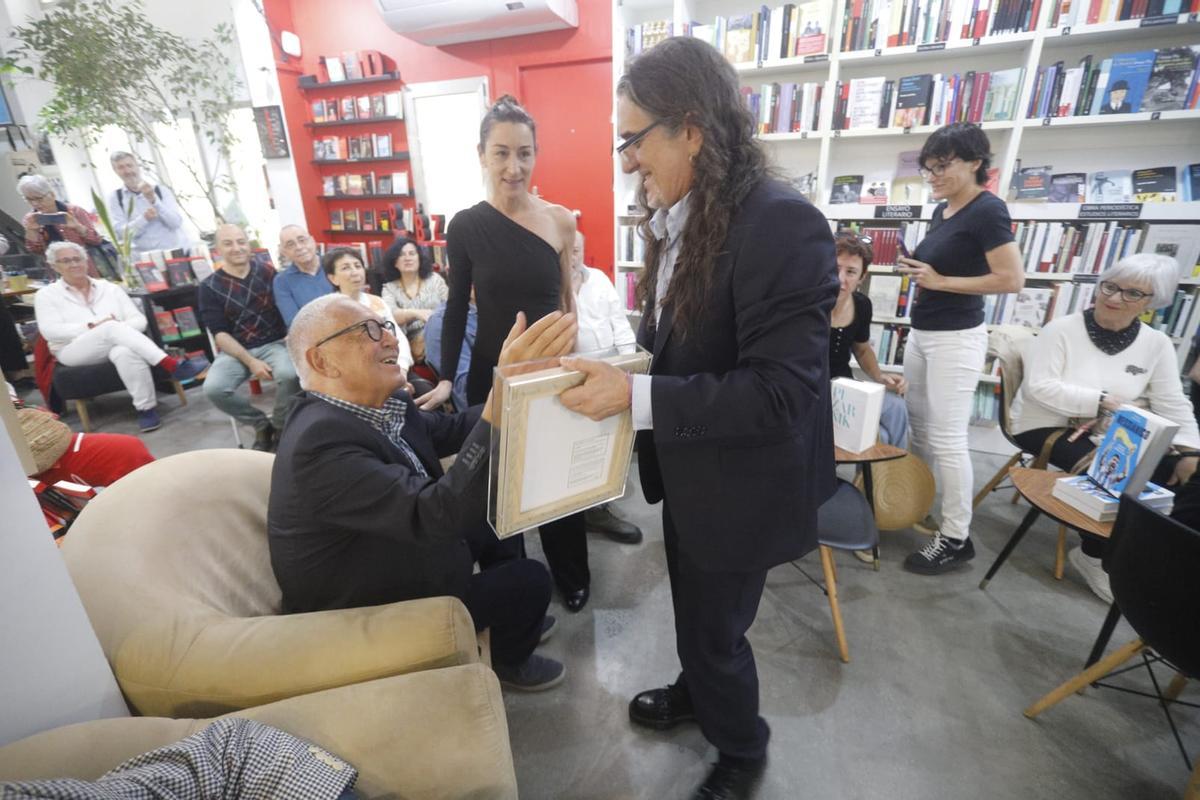 Fernando Delgado recibe el Premio Amic Amat en la Librería Ramon Llull