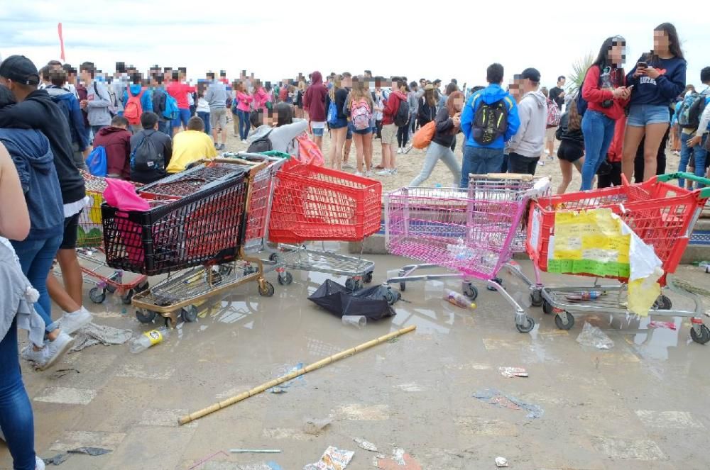 Miles de jóvenes celebran el botellón en la playa de San Juan