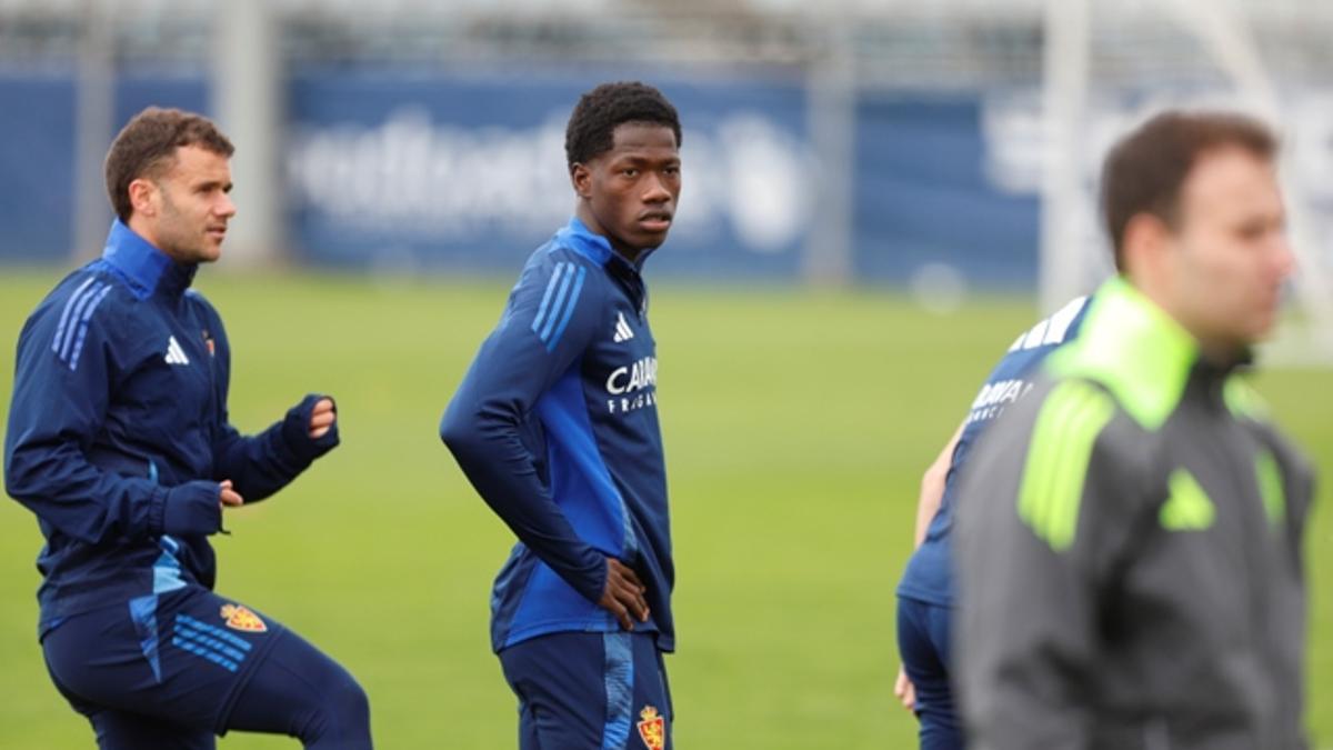 Saidu, junto a Soberón en el entrenamiento del primer equipo este miércoles en la Ciudad Deportiva.