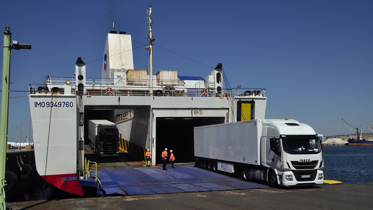 Descarga de uno de los ferries que conectan regularmente el Puerto de Bilbao con el Reino Unido y la República de Irlanda.