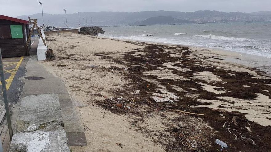 Basura arrastrada por el mar en una playa gallega.