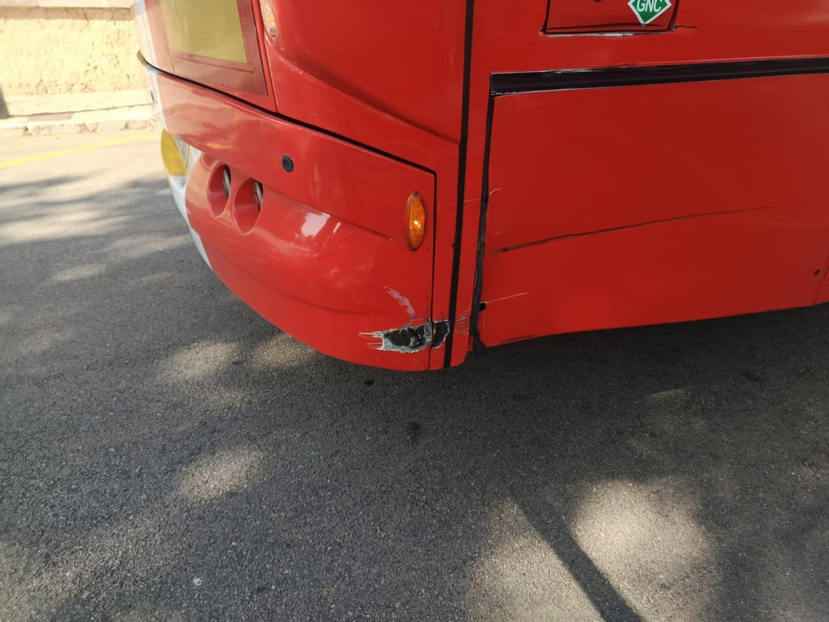 La farola caída tras ser golpeada por un autobús en Valldemossa