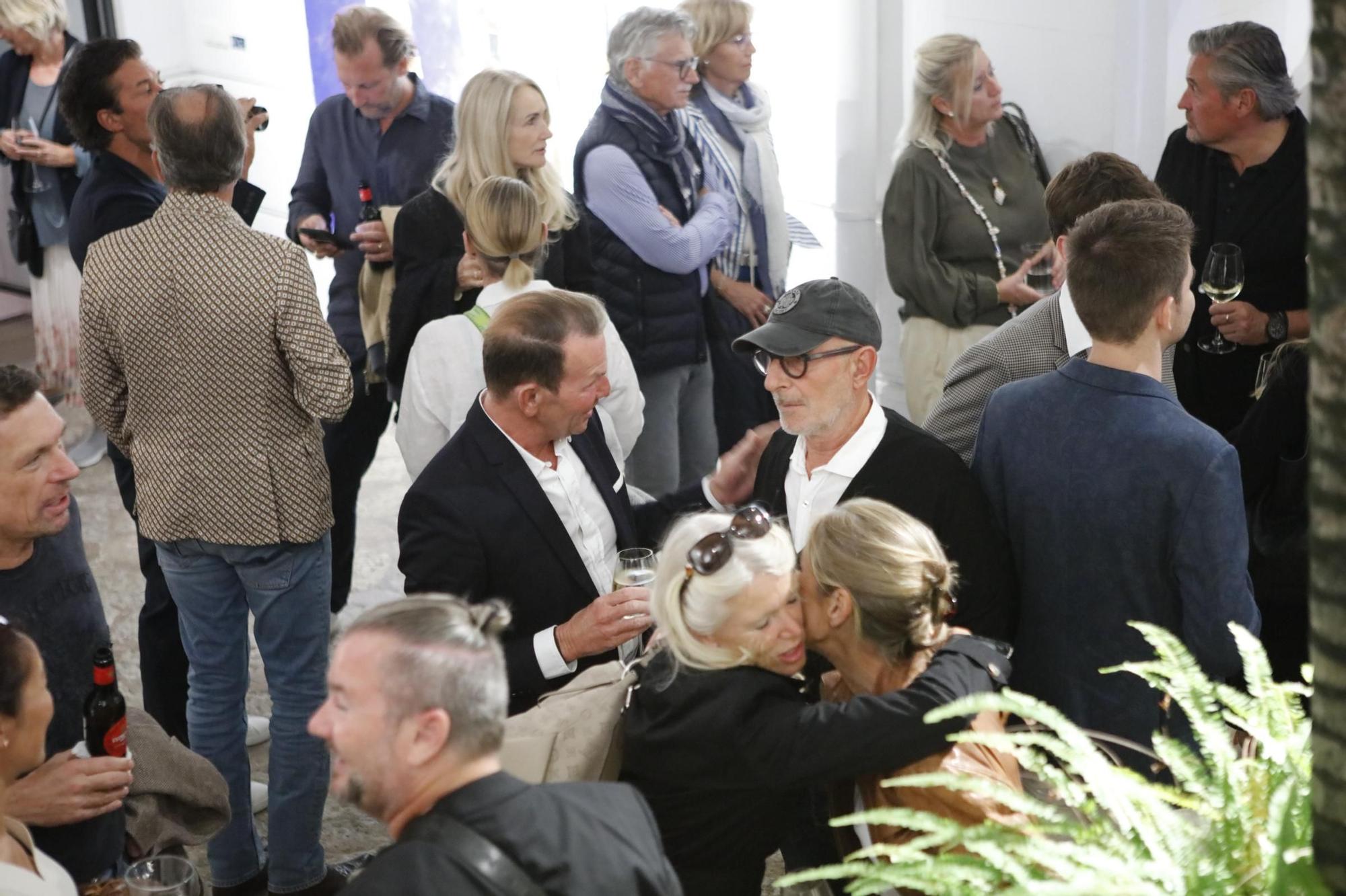 "Waffelbecker" Noah: So originell feierte der Sohn von Boris Becker seine Vernissage in Palma