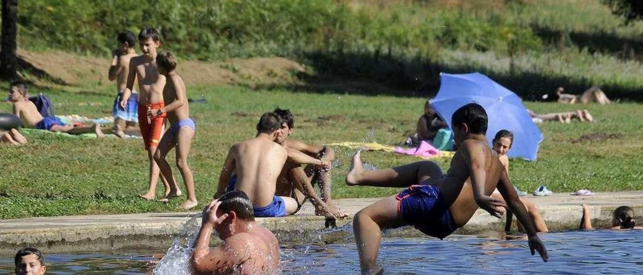 Jóvenes bañistas el verano pasado en la playa fluvial de Pozo do Boi. // Bernabé/Javier Lalín