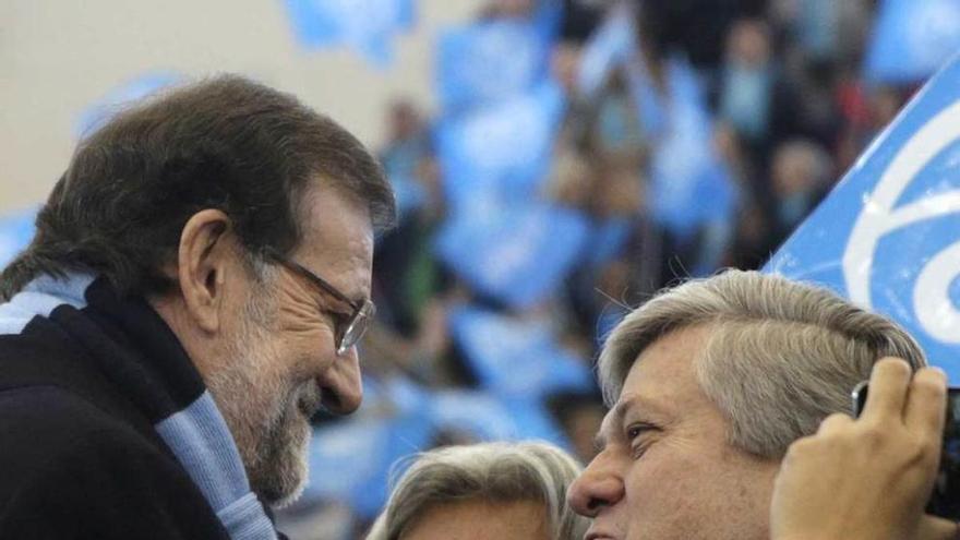 Rajoy saluda al padre del líder opositor venezolano Leopoldo López.