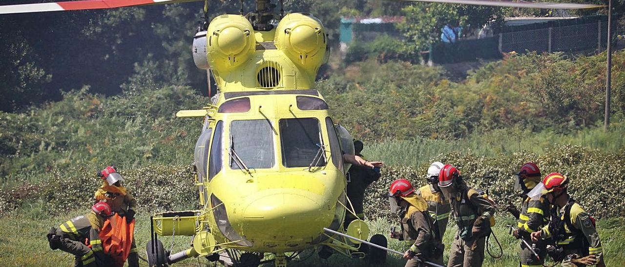 Una brigada aerotransportada interviene en un incendio en la parroquia de Beluso, en Bueu. | // S.ÁLVAREZ