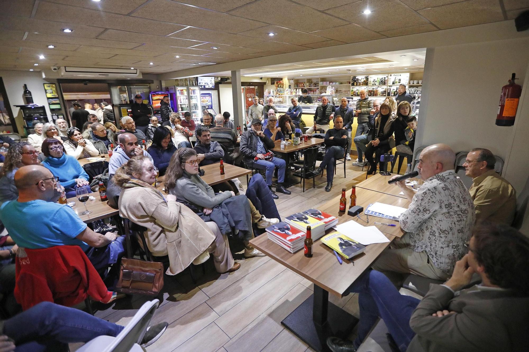 Albert Soler presenta al bar Cuéllar el seu nou llibre, «Puigdemont: El retorn del Vivales»