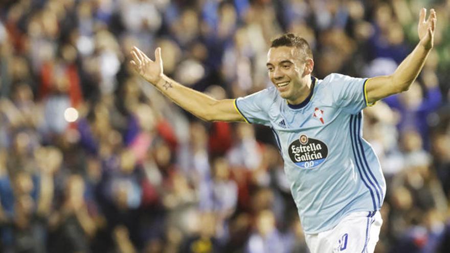 Iago Aspas celebra un gol ante el Barça en Balaídos. // Alba Villar