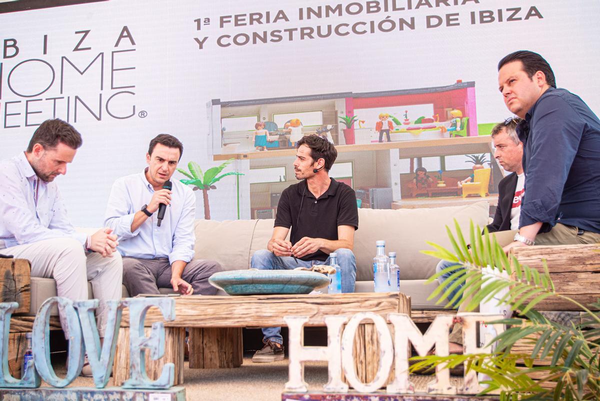 En la primera feria de construcción en Ibiza numerosas empresas realizaron ponencias para sus posibles clientes.
