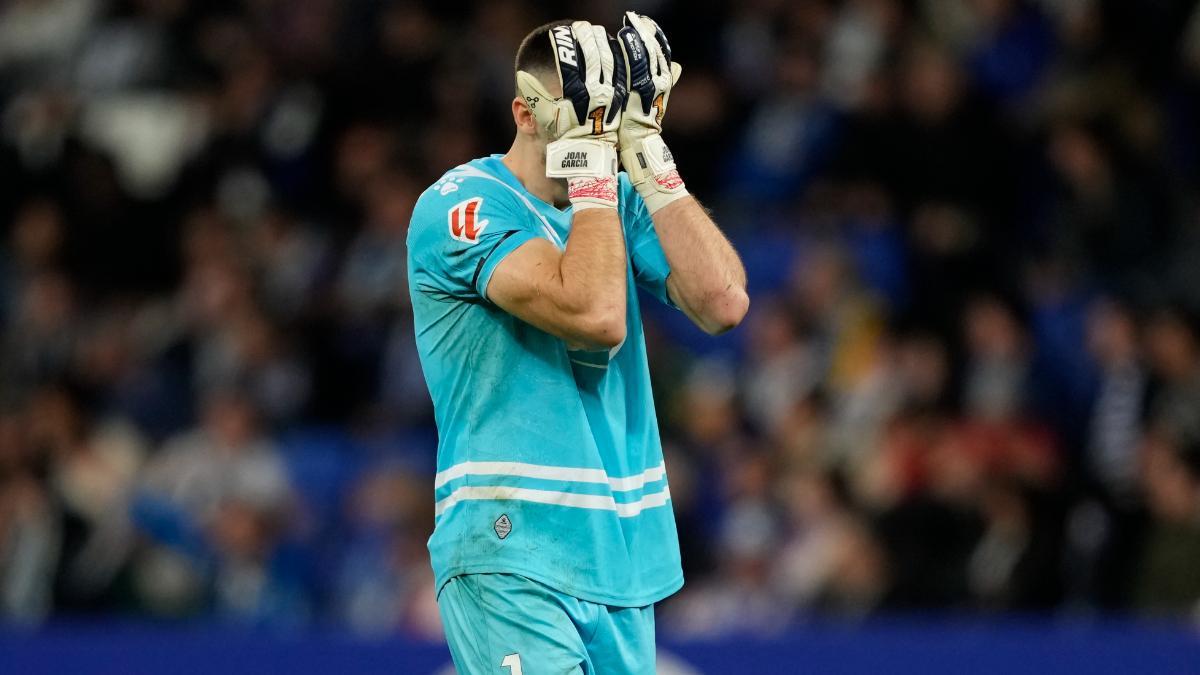 El portero del Espanyol, Joan Garcia, lesionado en Mestalla