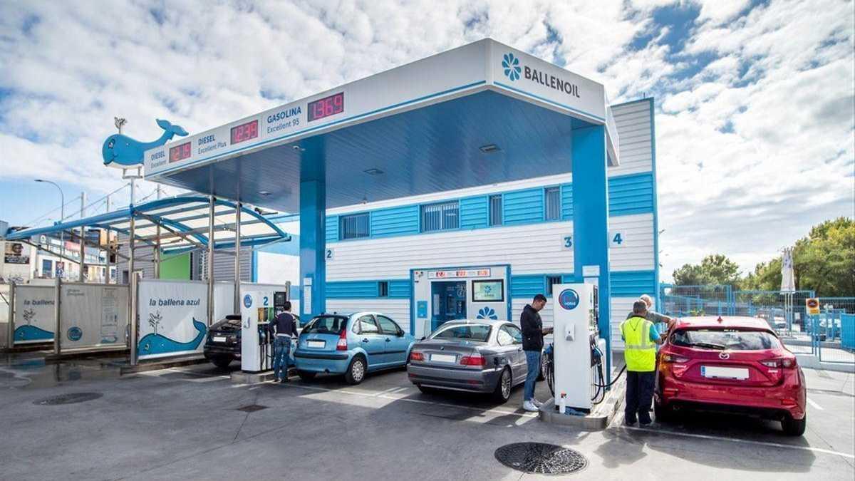 Una gasolinera ‘low cost’ de Ballenoil.