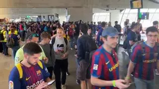 Sevilla se tiñen de blanco y blaugrana: las aficiones toman calles y bares antes de desplazarse a La Cartuja