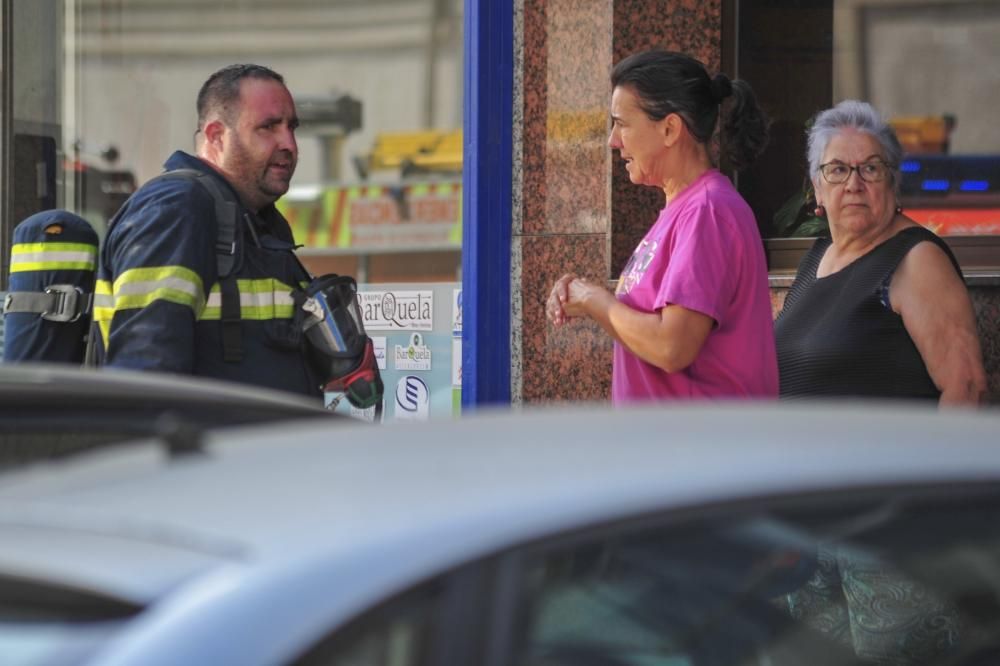 Cinco intoxicados por humo a causa de un incendio en una vivienda de Vilagarcía. El fuego comenzó en la cocina de la séptima planta de un edificio en Rosalía de Castro