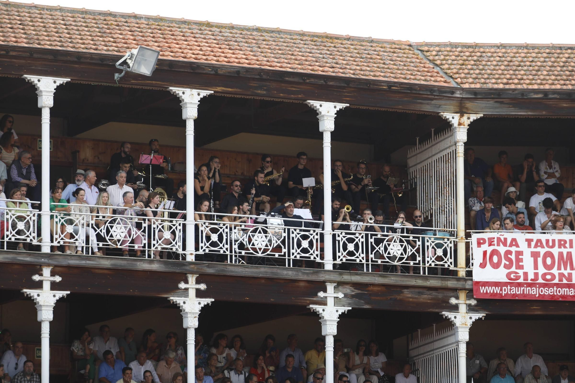 De Espinosa de los Monteros a Esperanza Aguirre: el ambiente en la plaza de toros de Gijón, en imágenes