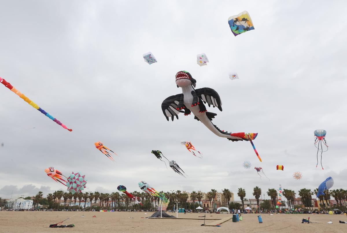 El Festival de Cometas llena de color la playa del Cabanyal de València