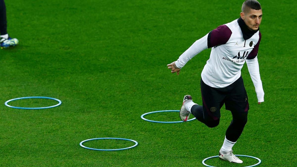 Marco Verratti, en el entrenamiento del PSG de este lunes en el Camp Nou.