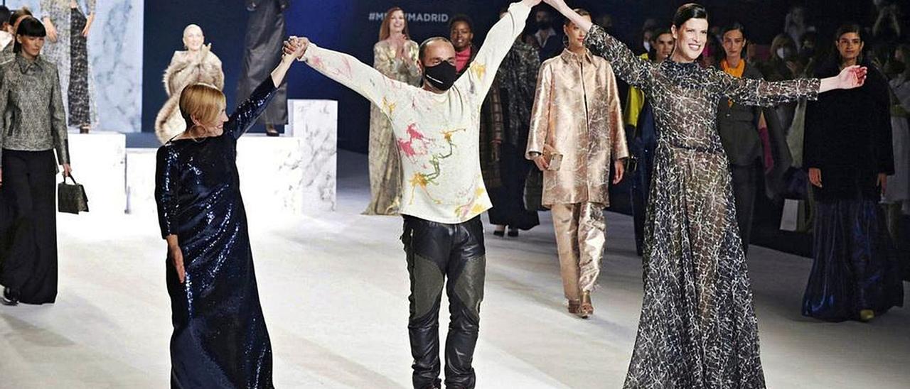 Beatriz Díaz, a la izquierda, Juan Carlos Mesa y Ruth Beitia, en la pasarela.
Mercedes-Benz Fashion Week