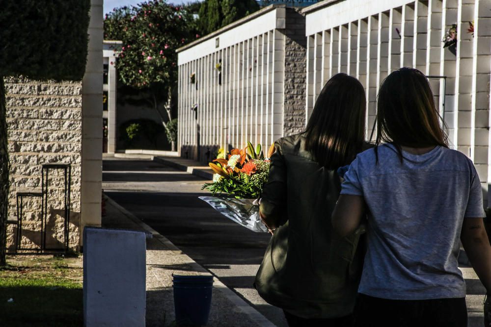 Visita al cementerio de Torrevieja en Todos los Sa