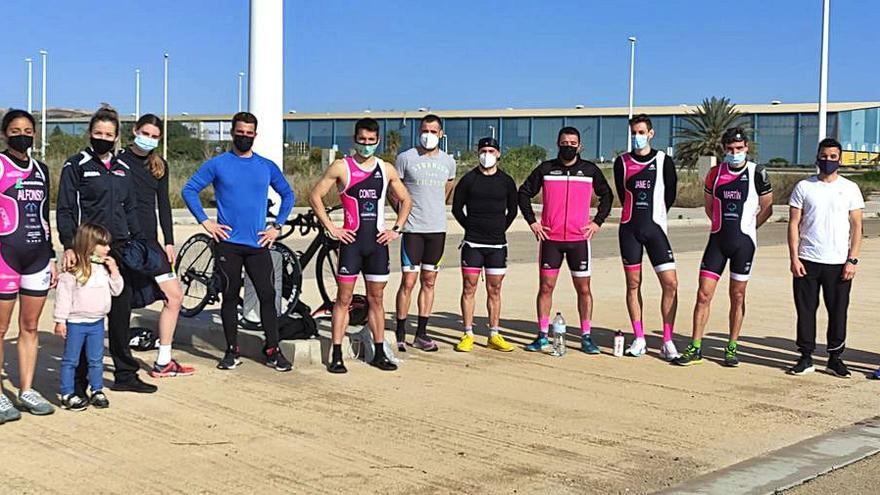 Integrantes del Triatlón Morvedre en su décimo aniversario. | LEVANTE-EMV